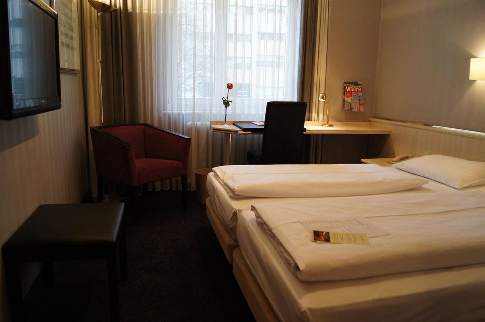 Berlin Plaza Hotel Am Kurfuerstendamm Bagian luar foto