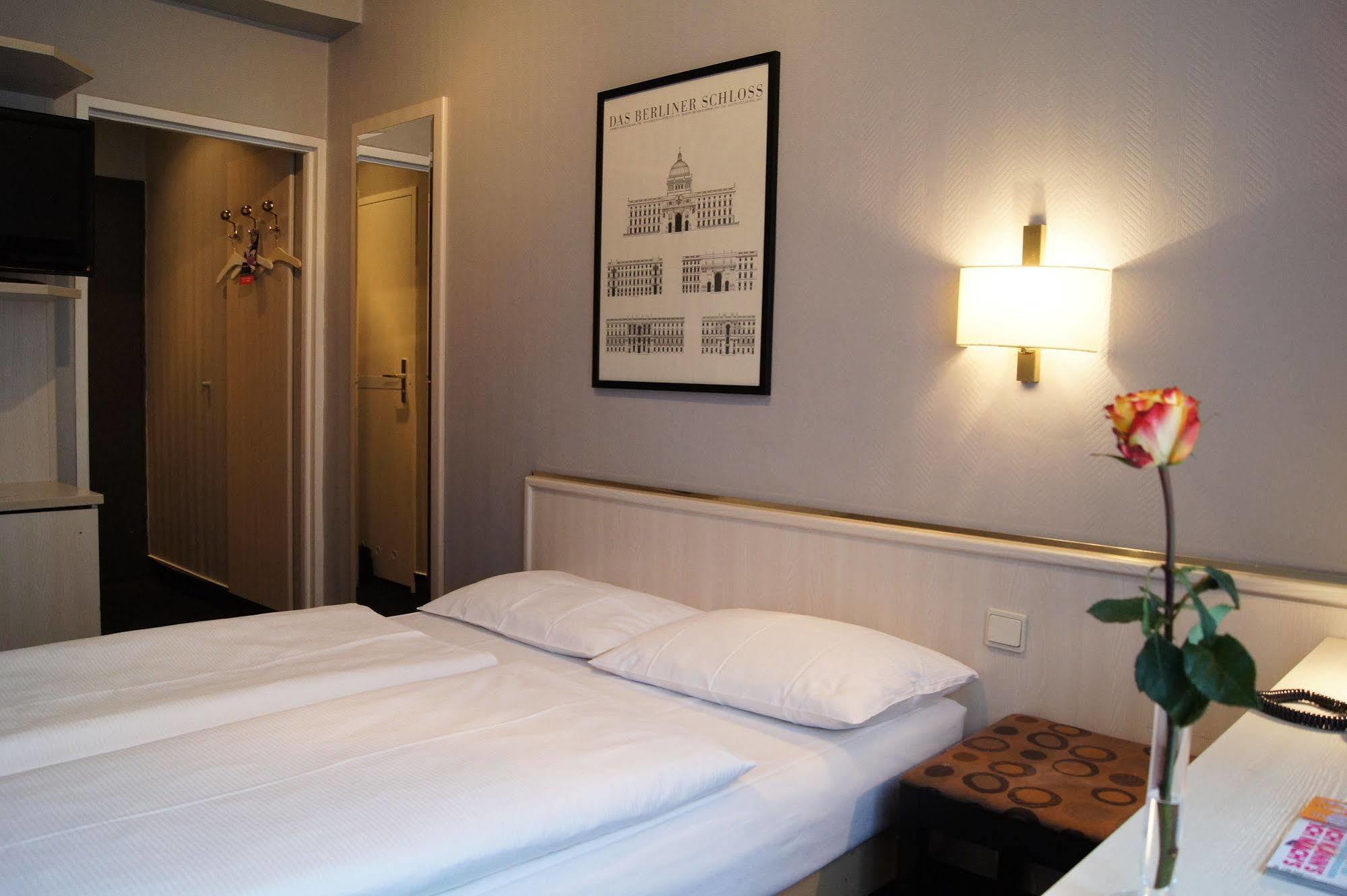 Berlin Plaza Hotel Am Kurfuerstendamm Bagian luar foto