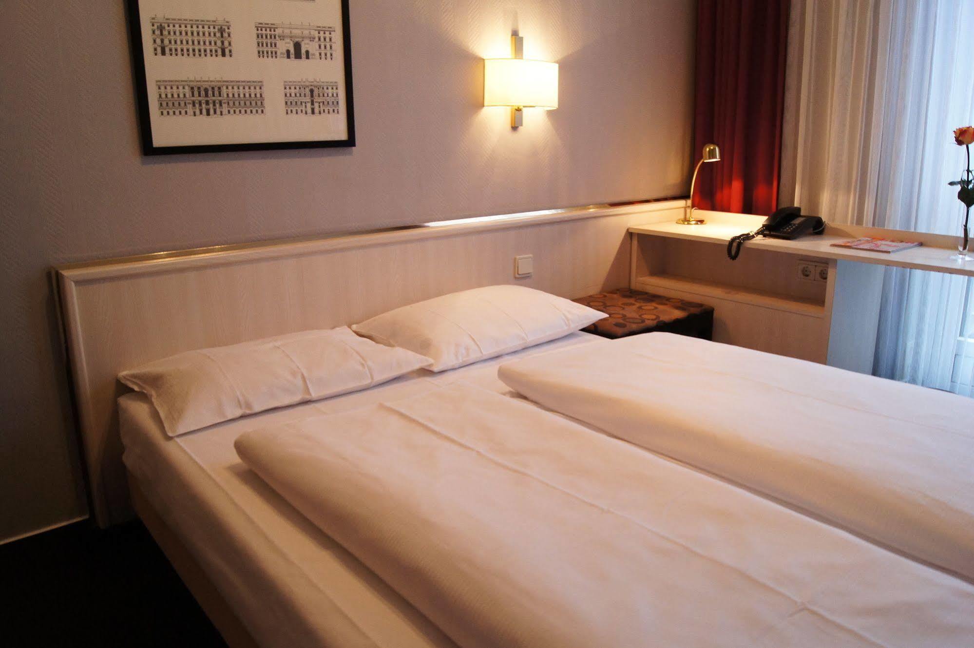 Berlin Plaza Hotel Am Kurfuerstendamm Bagian luar foto