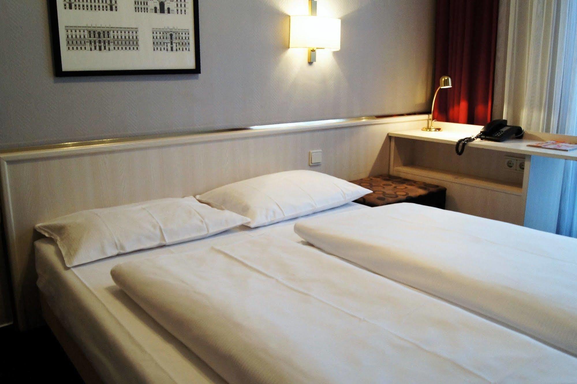 Berlin Plaza Hotel Am Kurfuerstendamm Bagian luar foto