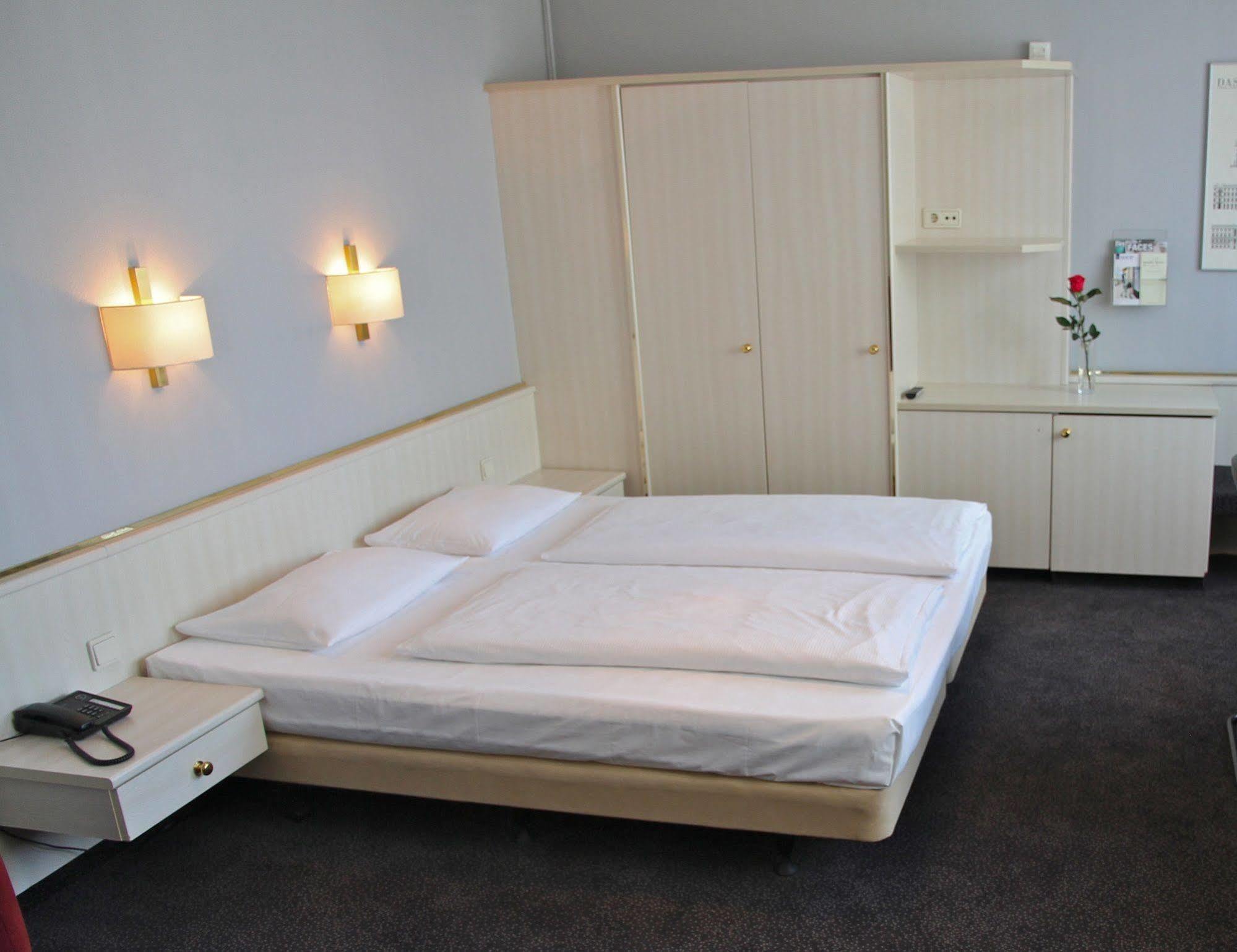 Berlin Plaza Hotel Am Kurfuerstendamm Bagian luar foto