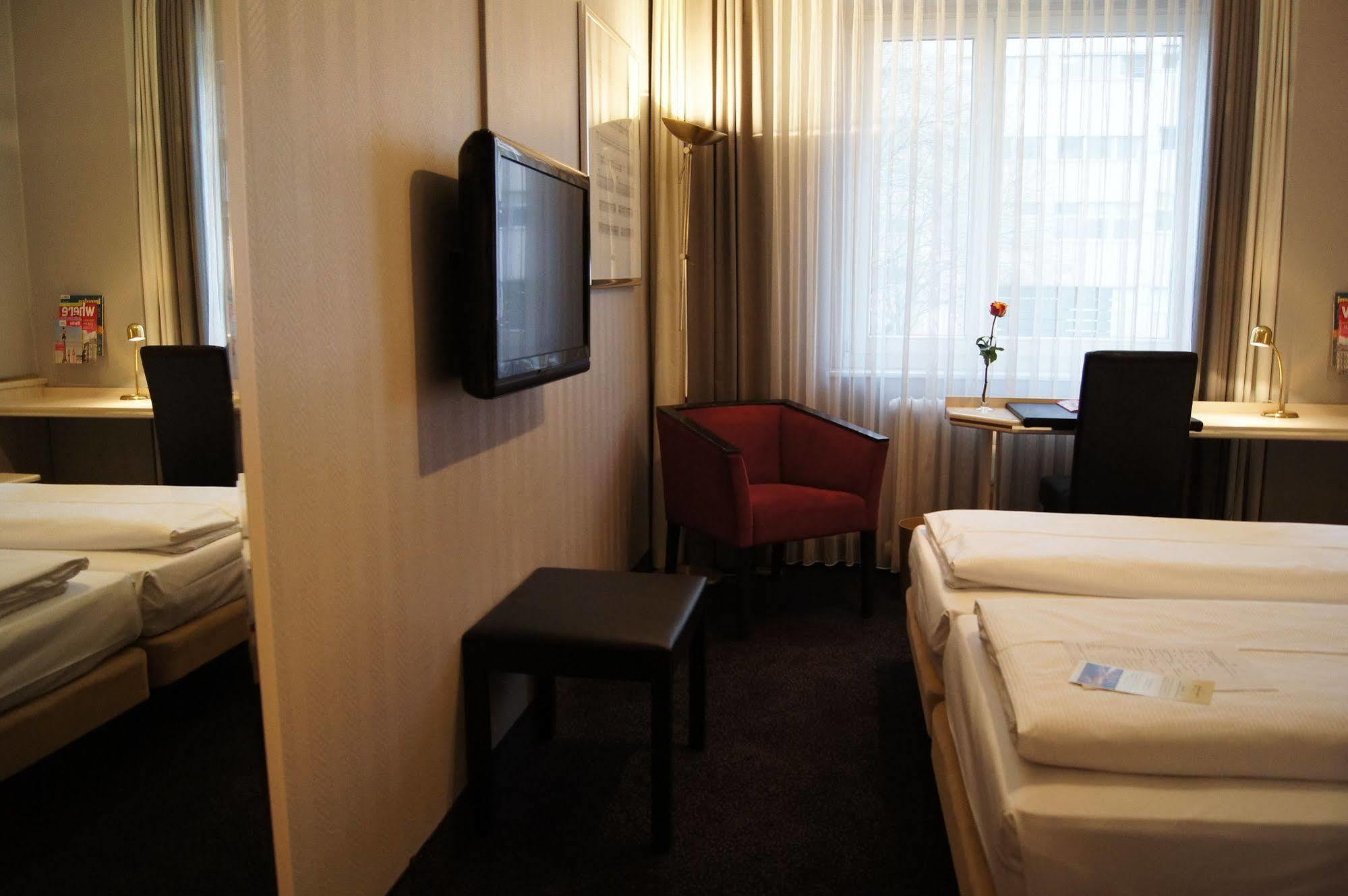 Berlin Plaza Hotel Am Kurfuerstendamm Bagian luar foto